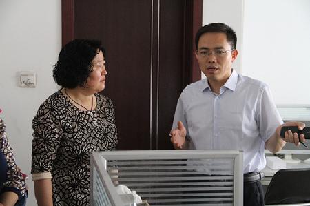 沧州市新华区工信局副局长王新荣在公司董事长王炳章陪同下对公司进行调研